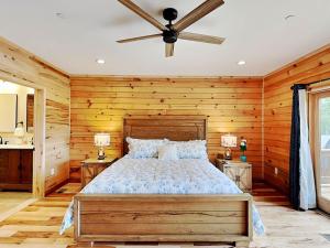 Ένα ή περισσότερα κρεβάτια σε δωμάτιο στο Fortune Mountain Retreat