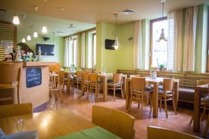 jadalnia ze stołami i krzesłami w restauracji w obiekcie Penzion U Zámecké Zahrady w mieście Lipník nad Bečvou