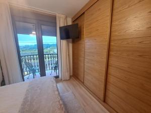 Telewizja i/lub zestaw kina domowego w obiekcie Casa Victoria garden con Jacuzzi y piscina