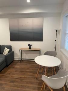 una sala de estar con una mesa y un sofá en Petworth Luxury, en Washington