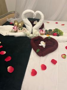 a table with hearts and two swans and flowers at Studio jacuzzi à l'abri des vents in Carcassonne +42 photos
