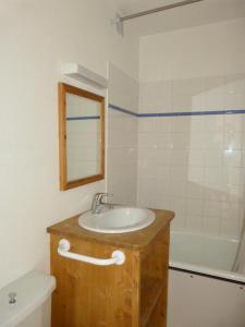 Résidence Mustag - Appartement 3 pièces - Plagne Centre MAE-4754 في آيم لا بْلانيِ: حمام مع حوض ومرحاض ومرآة