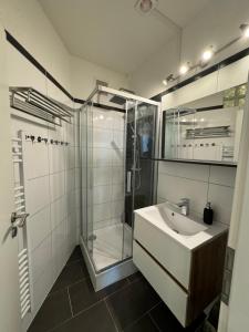 Koupelna v ubytování Charmante 4 Zimmer Apartment Contactless Check-in historische Stadtzentrum + 75 fotografií