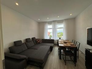 Posezení v ubytování Charmante 4 Zimmer Apartment Contactless Check-in historische Stadtzentrum