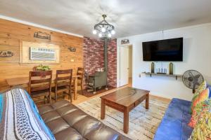 a living room with a couch and a table at Rustic Cabin with Patio 8 Mi to Kings Canyon Park in Miramonte