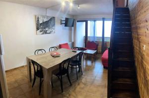 une salle à manger et un salon avec une table et des chaises dans l'établissement Résidence Gentianes - Duplex sur les pistes départ télésiège des escondus MAE-9721, à Vars