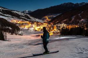 Un homme est debout à skis dans la neige dans l'établissement Résidence Gentianes - Duplex sur les pistes départ télésiège des escondus MAE-9721, à Vars