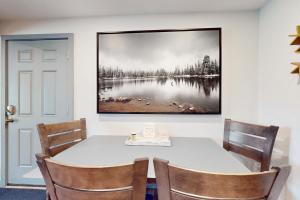 een eetkamer met een witte tafel en stoelen bij Beaver Creek Bungalow in Avon