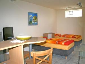 Schlafzimmer mit einem Bett, einem Schreibtisch und einem Tisch in der Unterkunft Pension Prell in Düren - Eifel