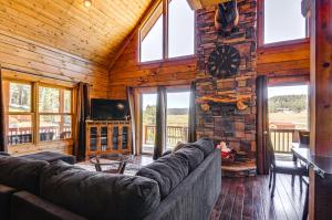 Χώρος καθιστικού στο Cozy Family Cabin Game Room, Near National Parks!