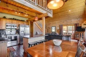Η κουζίνα ή μικρή κουζίνα στο Cozy Family Cabin Game Room, Near National Parks!