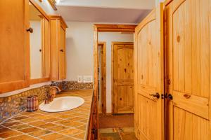 Ένα μπάνιο στο Cozy Family Cabin Game Room, Near National Parks! +33 φωτογραφίες