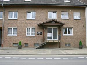 un bâtiment en briques avec un escalier en face de celui-ci dans l'établissement Pension Prell, à Düren