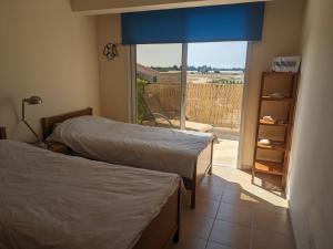 een slaapkamer met 2 bedden en een raam met uitzicht bij Kiti 2 bedroom Penthouse in Kiti +15 foto's