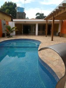 Barra do Rio AbaixoにあるCasa com piscinaの家の前の青い大型スイミングプール