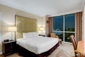 MGM Signature-04-714 1Br 2Ba Balcony Suite客房内的一张或多张床位