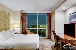 MGM Signature-04-714 1Br 2Ba Balcony Suite客房内的一张或多张床位