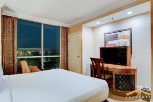 MGM Signature-04-714 1Br 2Ba Balcony Suite客房内的一张或多张床位
