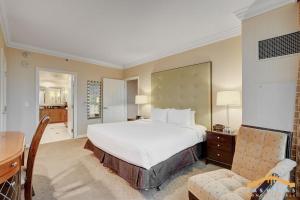 MGM Signature-04-714 1Br 2Ba Balcony Suite客房内的一张或多张床位