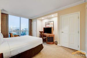 MGM Signature-04-714 1Br 2Ba Balcony Suite的电视和/或娱乐中心