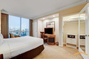 MGM Signature-04-714 1Br 2Ba Balcony Suite的电视和/或娱乐中心