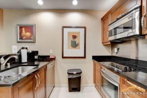 MGM Signature-04-714 1Br 2Ba Balcony Suite的厨房或小厨房