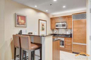 MGM Signature-04-714 1Br 2Ba Balcony Suite的厨房或小厨房