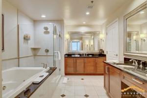 MGM Signature-04-714 1Br 2Ba Balcony Suite的一间浴室