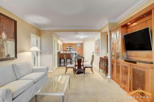 MGM Signature-04-714 1Br 2Ba Balcony Suite的电视和/或娱乐中心