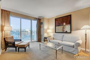 MGM Signature-04-714 1Br 2Ba Balcony Suite的休息区