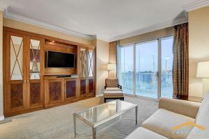 MGM Signature-04-714 1Br 2Ba Balcony Suite的电视和/或娱乐中心