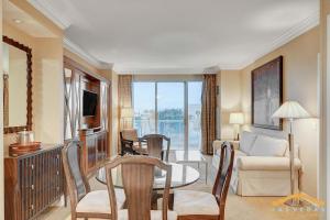MGM Signature-04-714 1Br 2Ba Balcony Suite的休息区