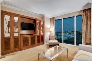 MGM Signature-04-714 1Br 2Ba Balcony Suite的电视和/或娱乐中心