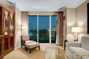 MGM Signature-04-714 1Br 2Ba Balcony Suite的休息区