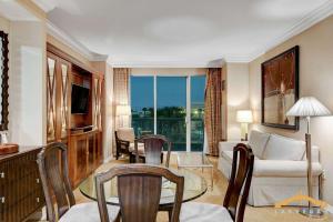 MGM Signature-04-714 1Br 2Ba Balcony Suite的电视和/或娱乐中心