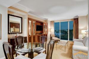 MGM Signature-04-714 1Br 2Ba Balcony Suite的电视和/或娱乐中心