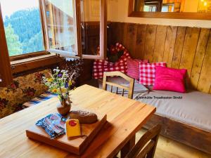 Un lugar para sentarse en Panorama Almhütte Nockberge 30 fotos más