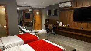 Uma TV ou centro de entretenimento em Jade Hotel Brasília