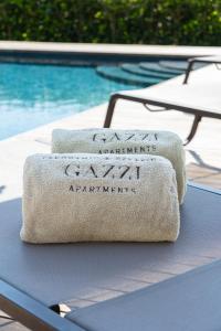 ręcznik na stole obok basenu w obiekcie Gazzi Apartments 'Panoramic & Relaxing' w Arco