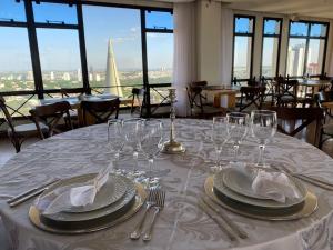 a table with wine glasses and napkins on it at Golden Ingá Hotel in Maringá