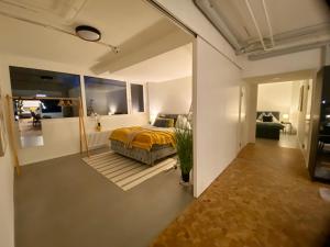 A bed or beds in a room at 120m2 modern 3-Bedroom Loft in Zürich