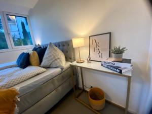 A bed or beds in a room at 120m2 modern 3-Bedroom Loft in Zürich