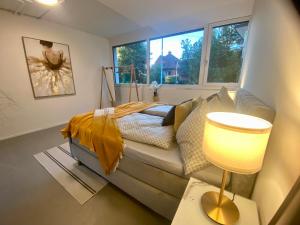 A bed or beds in a room at 120m2 modern 3-Bedroom Loft in Zürich