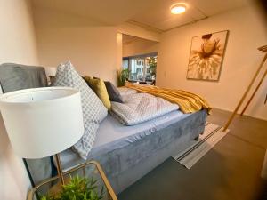 A bed or beds in a room at 120m2 modern 3-Bedroom Loft in Zürich