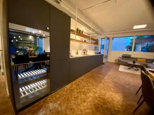Kuchyň nebo kuchyňský kout v ubytování 120m2 modern 3-Bedroom Loft in Zürich