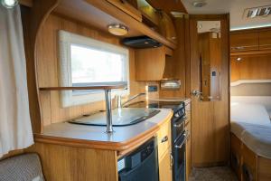 カトゥナーヤカにあるJUST CAMP IT Campervans and Motorhomes - Colombo City and Bandaranaike International Airport Arrivals Car Parkのキッチン(シンク付)、窓(RV付) +3枚の写真