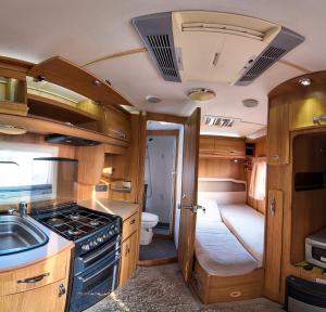 カトゥナーヤカにあるJUST CAMP IT Campervans and Motorhomes - Colombo City and Bandaranaike International Airport Arrivals Car Parkのキッチン(コンロ、シンク、トイレ付)