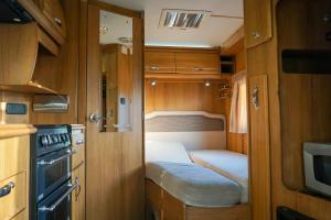 カトゥナーヤカにあるJUST CAMP IT Campervans and Motorhomes - Colombo City and Bandaranaike International Airport Arrivals Car Parkの小さなキッチン(コンロ付)が備わる小さな客室です。