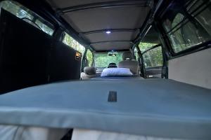 カトゥナーヤカにあるJUST CAMP IT Campervans and Motorhomes - Colombo City and Bandaranaike International Airport Arrivals Car Parkのバス