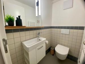 A bathroom at 120m2 modern 3-Bedroom Loft in Zürich